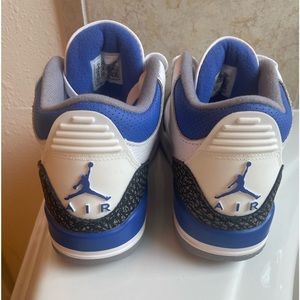 Air Jordans Retro 3 size 8 white blue grey